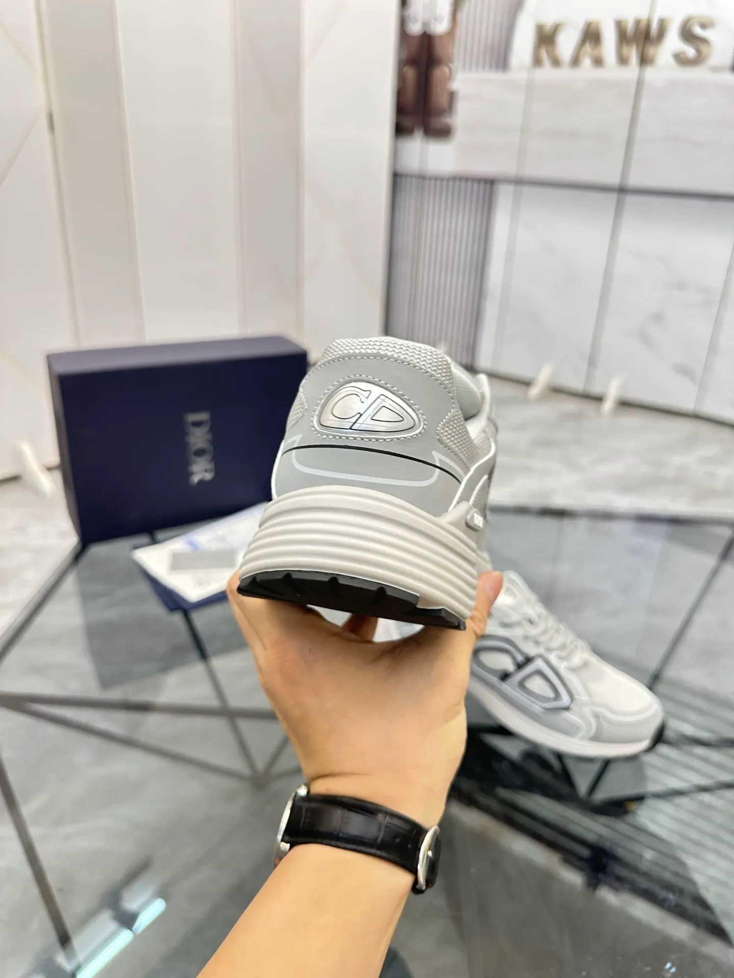 Men's shoes: 💰P400¥ Available in Guangzhou Product trademark: Dior* "Dior*" low-top casual shoes Regular size: 35-46 (can be customized to 47) Couple style Product materials: Upper imported cowhide stitched with original fabric, breathable lining, ultra-light foam original outsole. No.: 007
